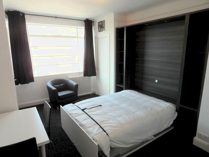 Studio To Rent In Balham High Road, London, SW17