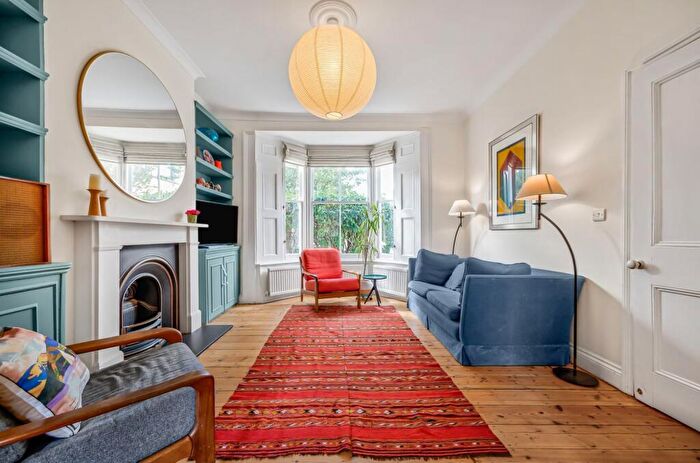 3 Bedroom House For Sale In Kiver Road, London, N19