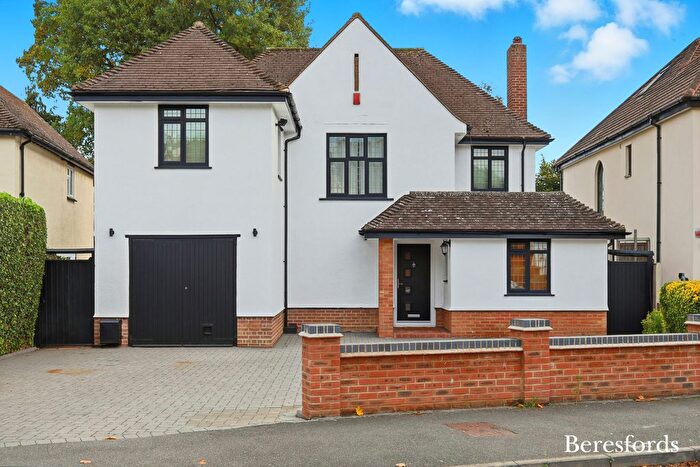 4 Bedroom Detached House For Sale In Links Avenue, Gidea Park, RM2