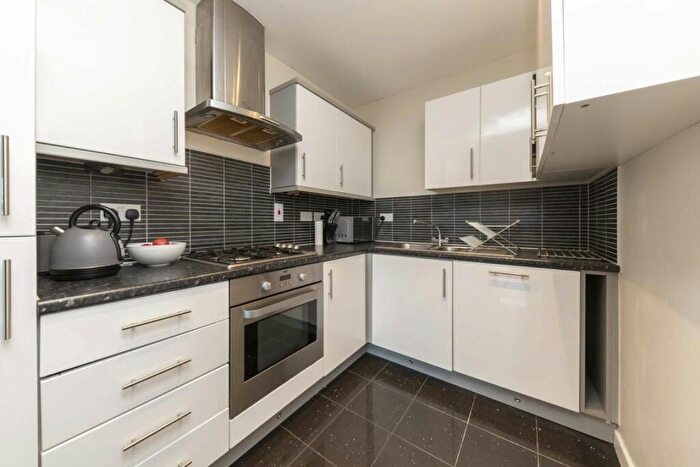 2 Bedroom Flat To Rent In Coppetts Road, London, N10