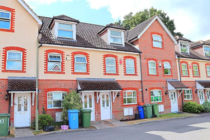 3 Bedroom Town House For Sale In Glenwood Court, Farnborough, GU14
