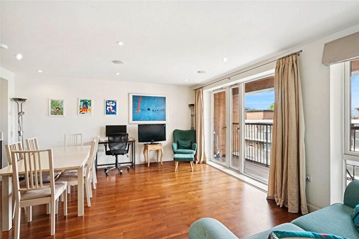 2 Bedroom Flat For Sale In Battersea Park Road, London, SW11