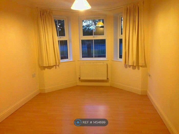 2 Bedroom Flat To Rent In The Green, Reading, RG7