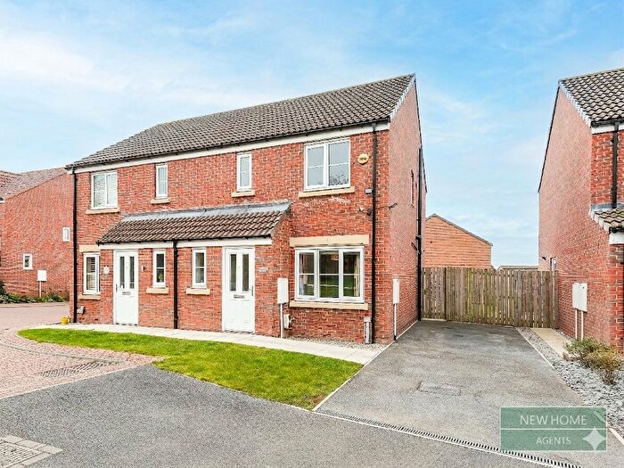 3 Bedroom Semi-Detached House For Sale In Roach Hill Walk Kippax, Leeds, LS25