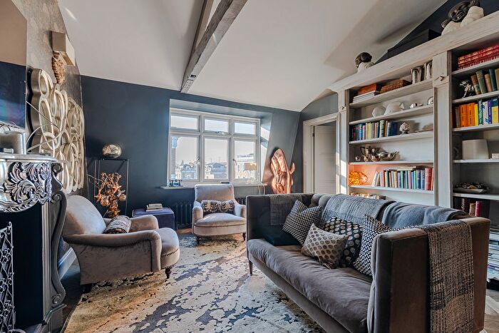 3 Bedroom Flat To Rent In Redcliffe Gardens, Chelsea, SW10
