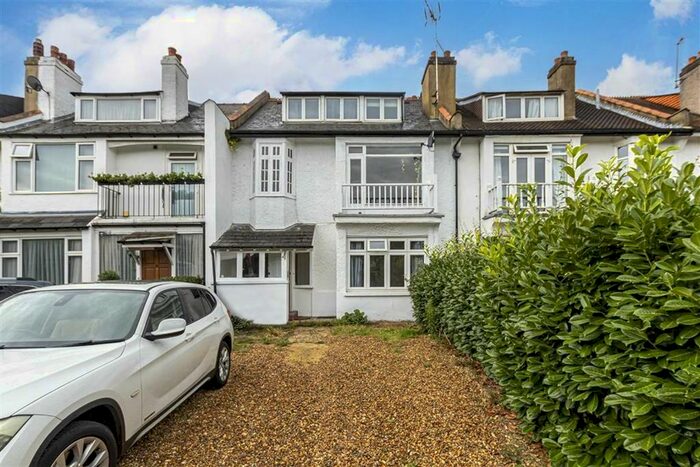 2 Bedroom Flat To Rent In Elmers Drive, Teddington, TW11
