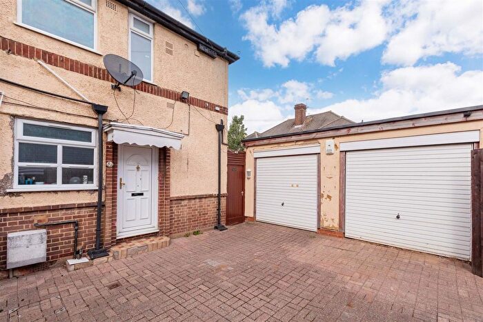 2 Bedroom Maisonette For Sale In Montrose Avenue, Slough, SL1