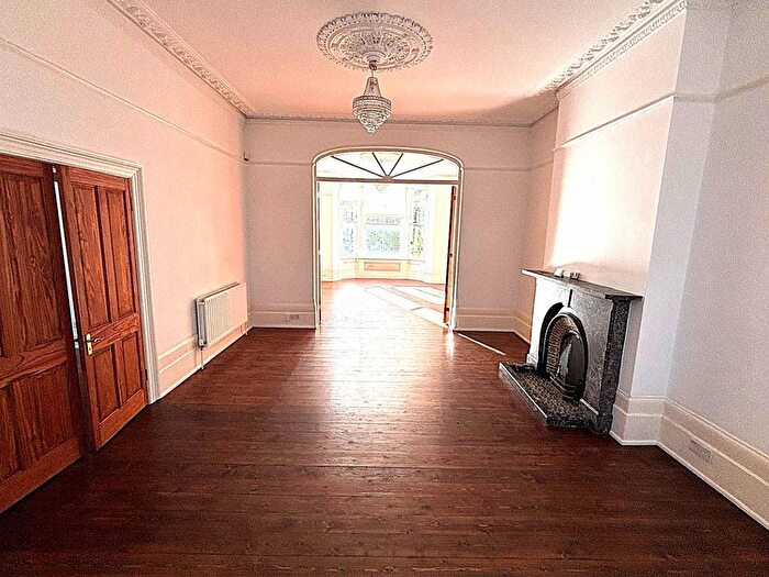 2 Bedroom Flat To Rent In Earlsfield Road, London, SW18
