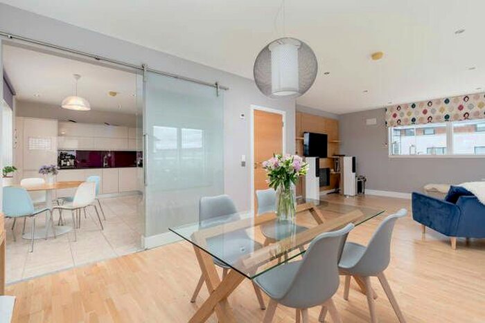4 Bedroom Flat To Rent In Brighouse Park Cross, Edinburgh, EH4