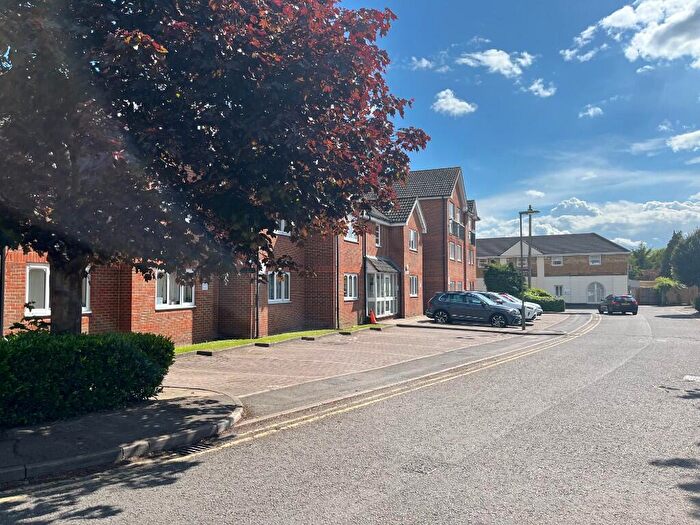 1 Bedroom Flat For Sale In Gogmore Lane, Chertsey, Surrey, KT16