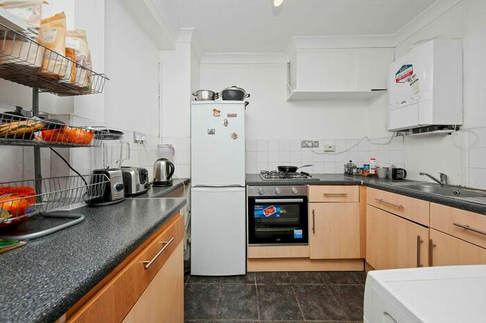 3 Bedroom Flat To Rent In Cowley Road, London, SW9