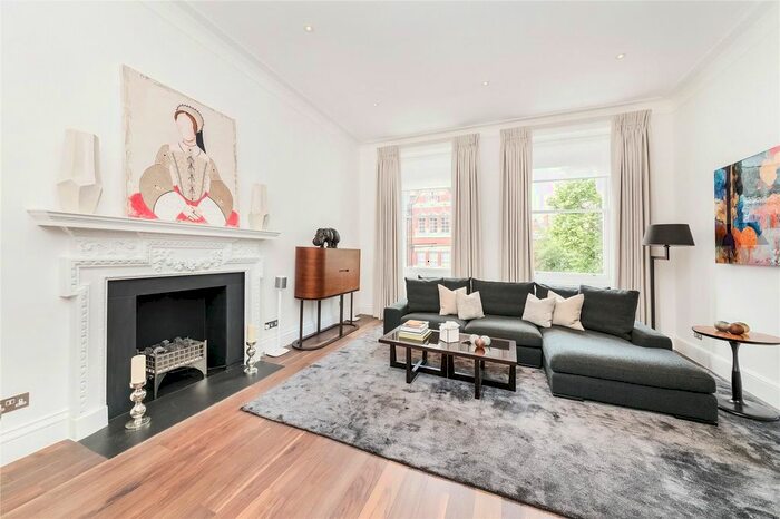 2 Bedroom Flat To Rent In Cadogan Square, Knightsbridge, London, SW1X