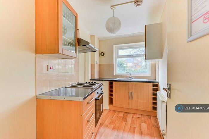 3 Bedroom Flat To Rent In Wolseley Road, Portslade, Brighton, BN41