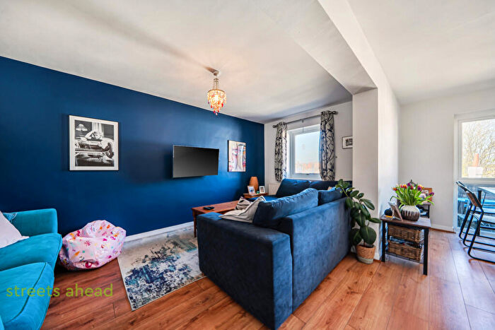 2 Bedroom Apartment For Sale In Belvedere Road, London, SE19