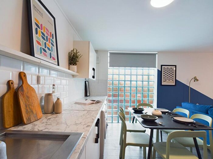 6 Bedroom House To Rent In Windsor House, L7