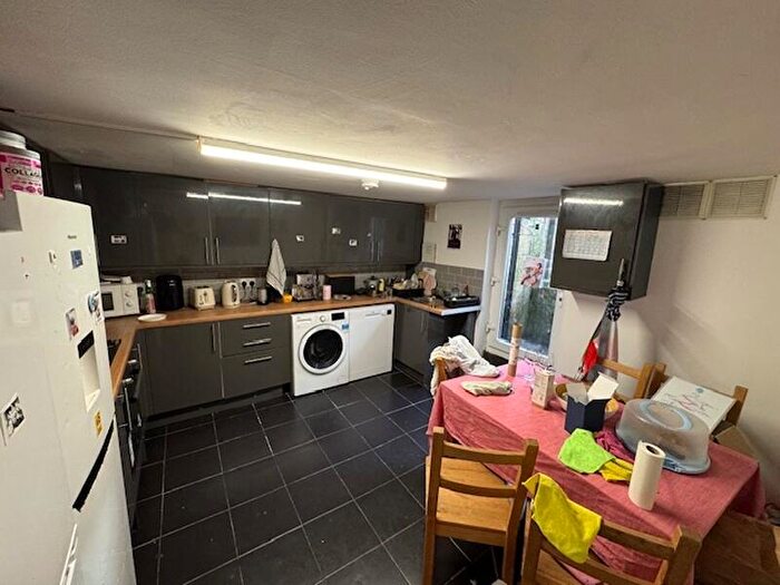 6 Bedroom Terraced House To Rent In Ashville Avenue, Hyde Park, Leeds, LS6