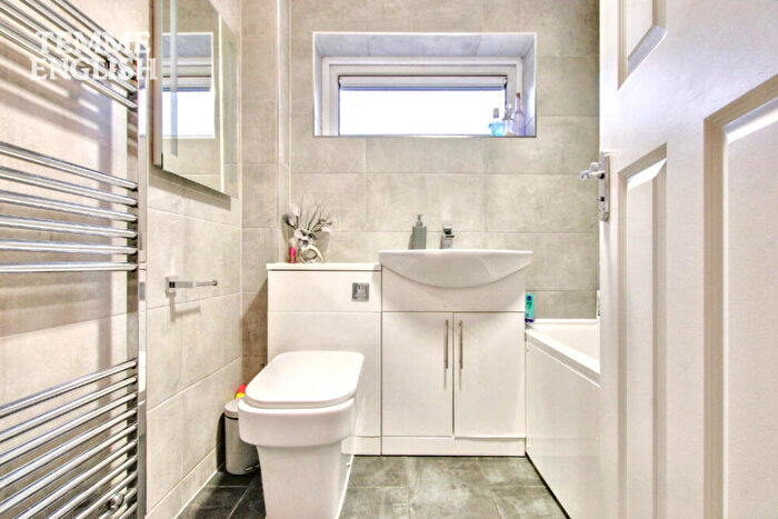 1 Bedroom Flat For Sale In Gaywood, Laindon, Essex, SS15