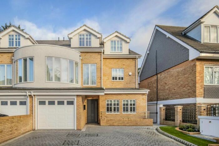 6 Bedroom Property To Rent In Lincoln Avenue, London, SW19