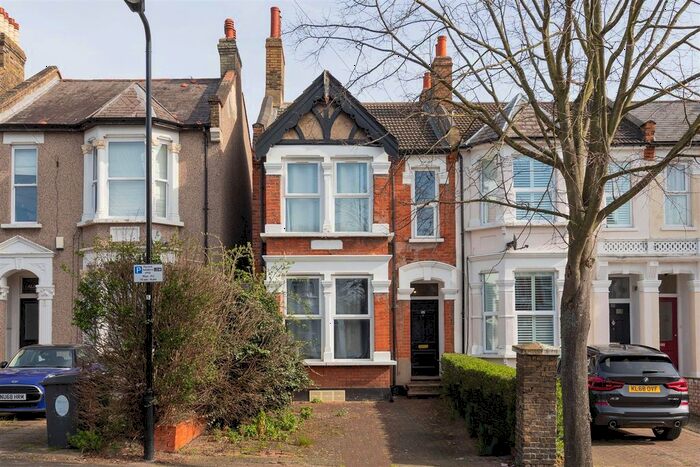 3 Bedroom Flat To Rent In Queens Road, London, E11
