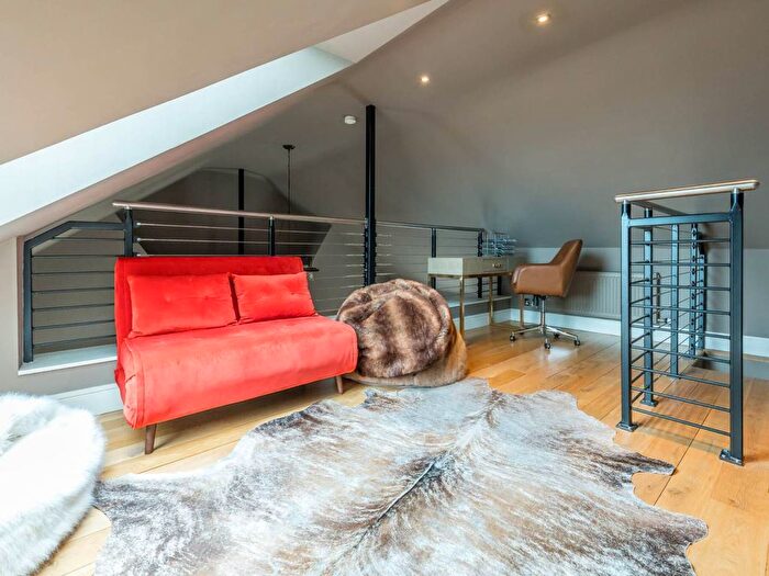 3 Bedroom Flat To Rent In Thistle Street, City Centre, Edinburgh, EH2