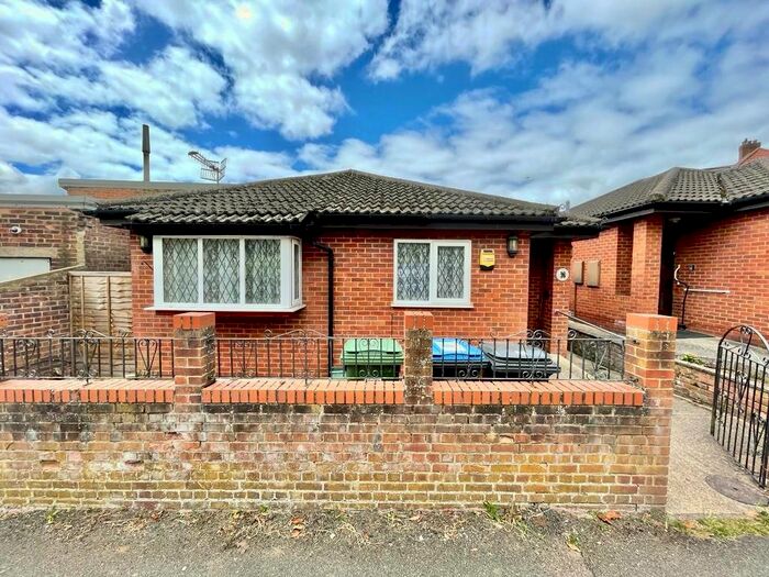 2 Bedroom Bungalow To Rent In Fairway Court, Hemel Hempstead, Hertfordshire, HP3