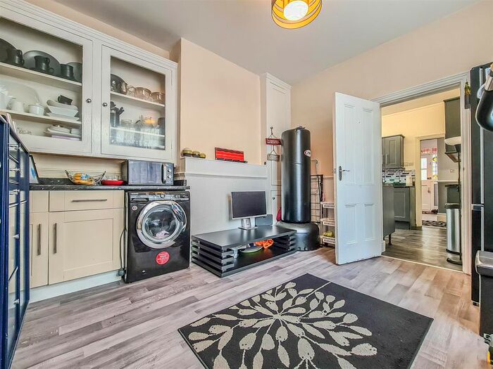 4 Bedroom Semidetached House For Sale In Carnarvon Road, SouthendOnSea, SS2 4 Bedroom Semidetached House For Sale In Carnarvon Road, SouthendOnSea, SS2