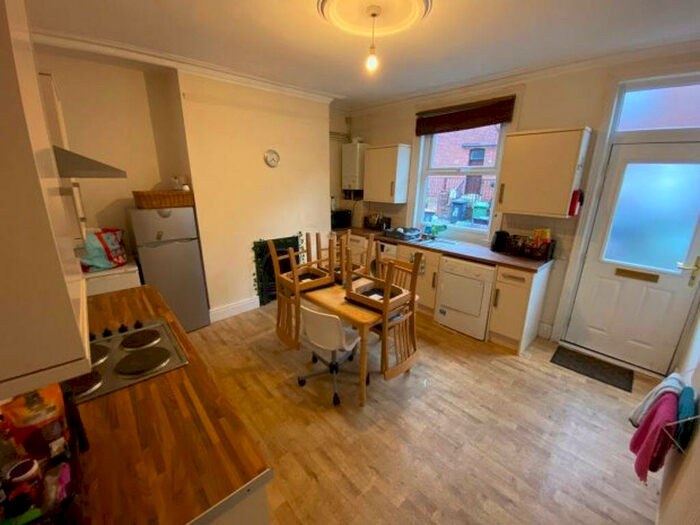 4 Bedroom House To Rent In Hessle View, Leeds, LS6