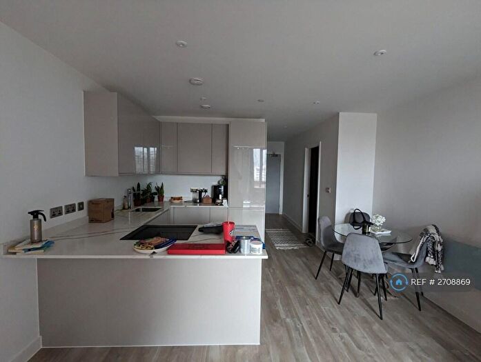 1 Bedroom Flat To Rent In Queen Way, Salford, M3