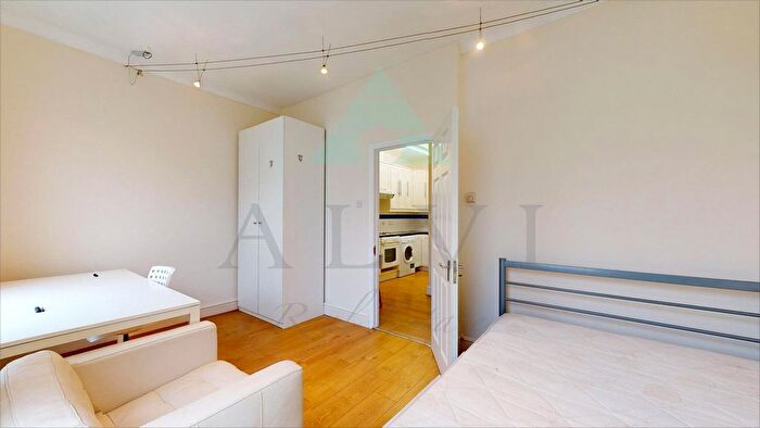 2 Bedroom Flat To Rent In Drummond Street, London, NW1