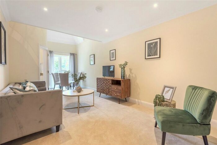 3 Bedroom Flat To Rent In Yorktown Road, College Town, Sandhurst, Berkshire, GU47