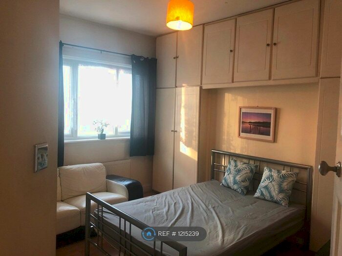 2 Bedroom Flat To Rent In Old Oak Road, London, W3