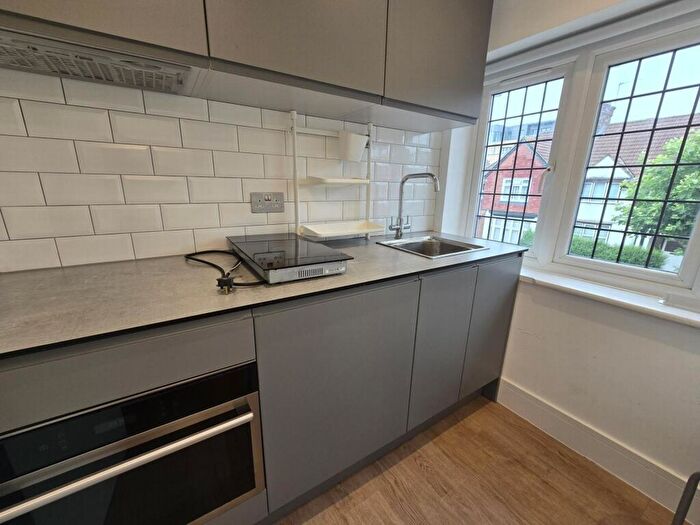 Studio To Rent In Temple Gardens, London, NW11