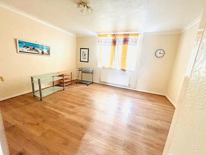2 Bedroom Flat To Rent In Whalebone Lane South, Chadwell Heath, RM6
