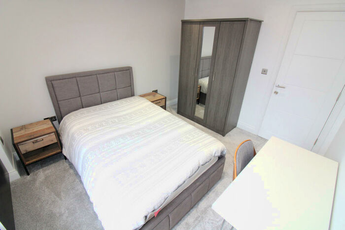 4 Bedroom Apartment To Rent In James Voller Way, E1