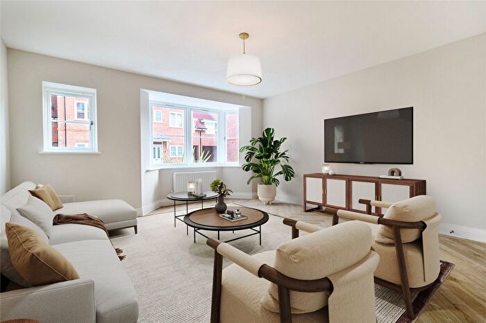 1 Bedroom Flat For Sale In Oaklands Park, Littleworth Road, Esher, KT10