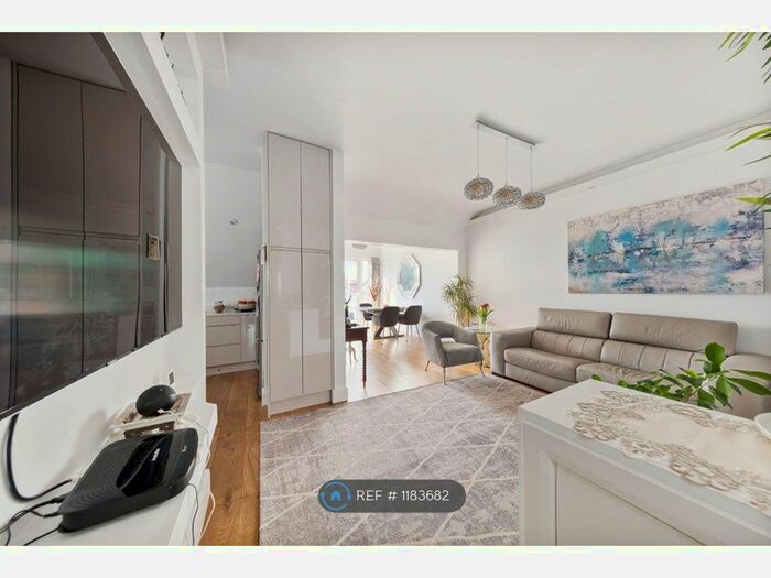 2 Bedroom Flat To Rent In Park Drive, London, NW11