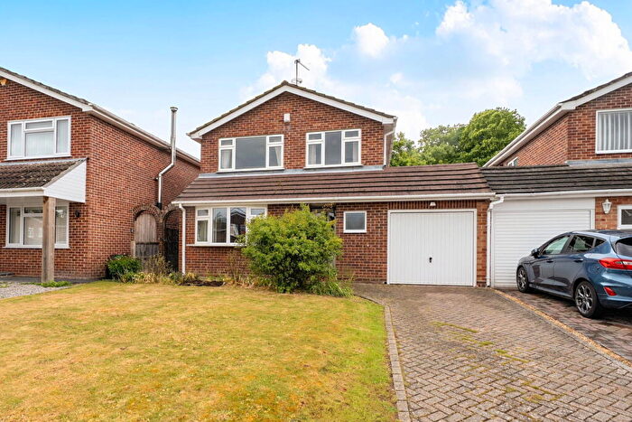 3 Bedroom Link Detached House For Sale In Kestrel Road, Basingstoke, RG22