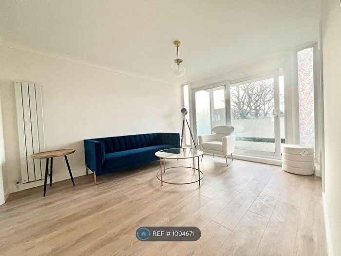 3 Bedroom Flat To Rent In Bloomsbury Close, London, W5