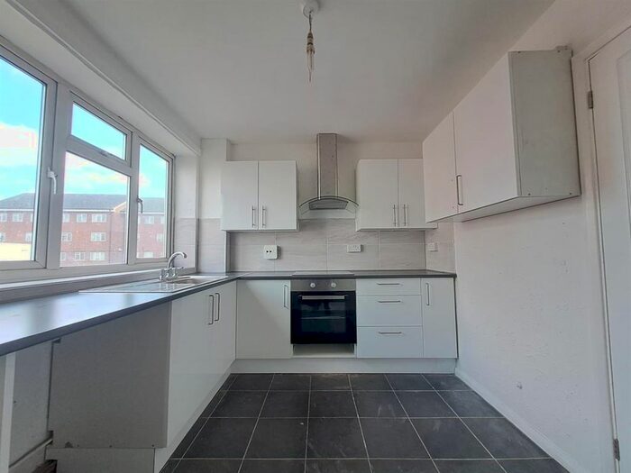 2 Bedroom Flat To Rent In Upminster Road South, Rainham, RM13