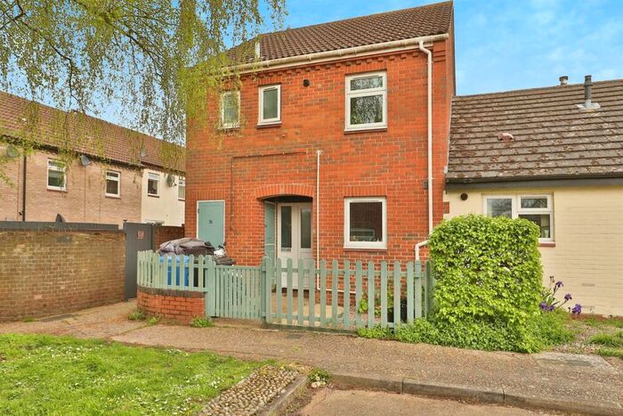 3 Bedroom Semi-Detached House For Sale In Harry Barber Close, Norwich, NR5