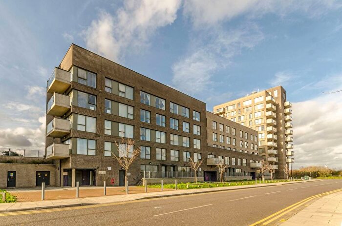 3 Bedroom Flat To Rent In Bawley Court, Gallions Reach, London, E16
