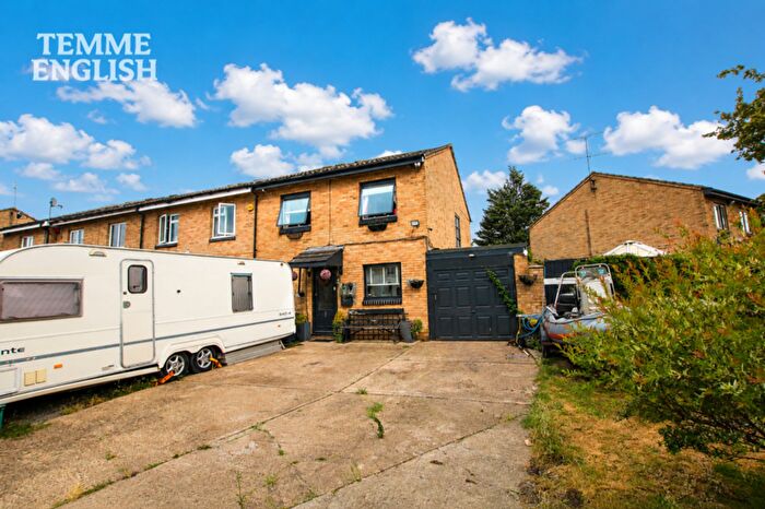 4 Bedroom End Of Terrace House For Sale In Queens Road, Steeple View, SS15