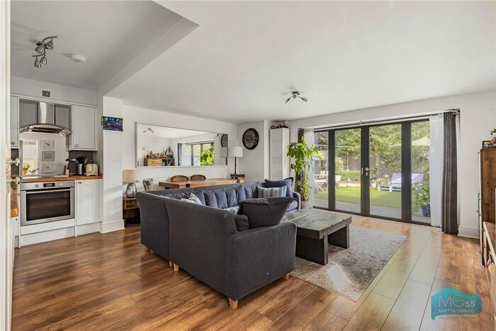 2 Bedroom Flat To Rent In Lichfield Grove, Finchley, London, N3