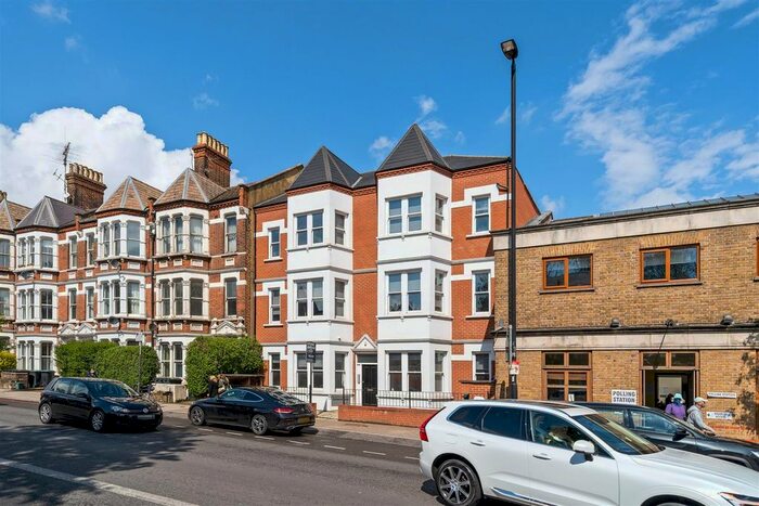 3 Bedroom Flat To Rent In Archway Road, London, N6