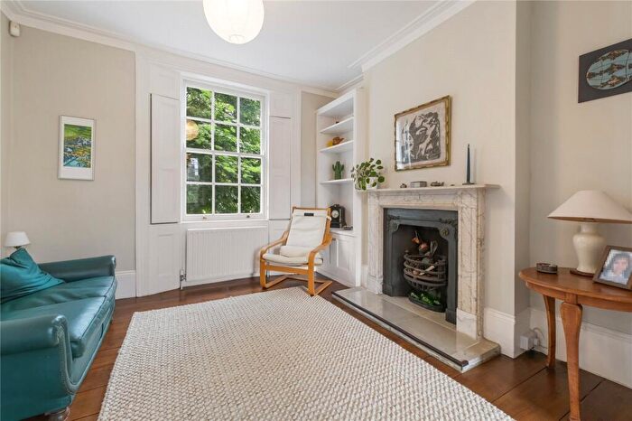 2 Bedroom House For Sale In Lawford Road, London, N1
