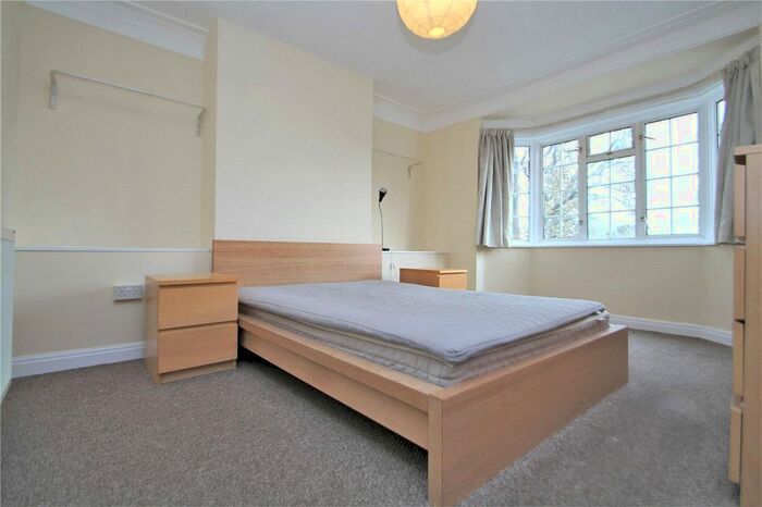 2 Bedroom Flat To Rent In Chinbrook Crescent, Grove Park, Lewisham, London SE12