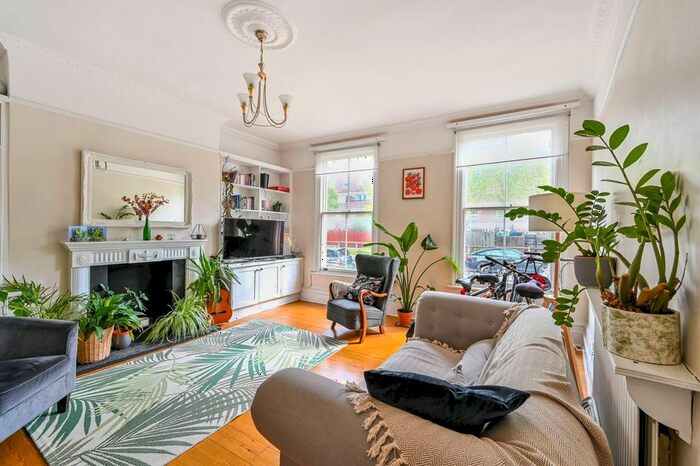 3 Bedroom Flat For Sale In Lansdowne Drive, Hackney, London, E8
