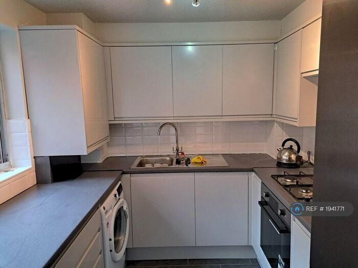 2 Bedroom Flat To Rent In Homefield Park, Sutton, SM1