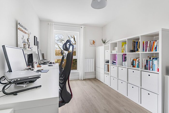 2 Bedroom Flat For Sale In Egrove Close, Oxford, OX1