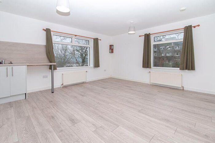3 Bedroom Flat To Rent In Nobleston Estate, Alexandria, G83